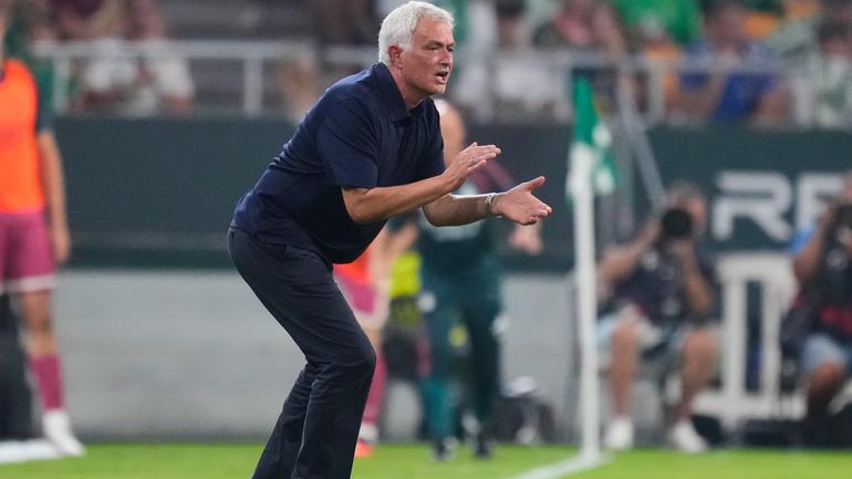 José Mourinho dirigiendo el partido ante Betis | AP