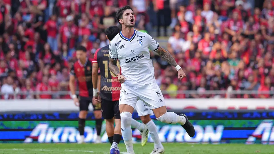 Santiago Homenchenko tras anotarle gol a Atlas | IMAGO7