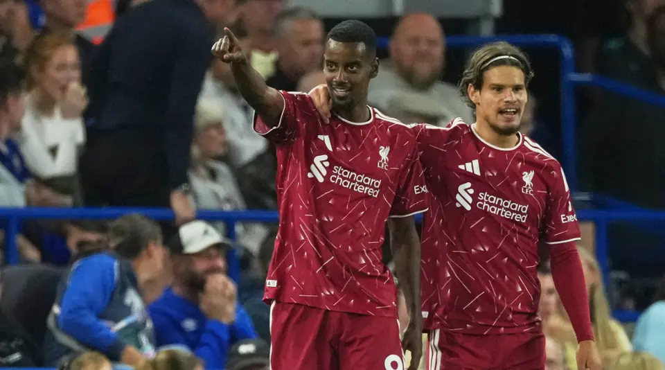Alexander Isak marca doblete para el Liverpool | AP