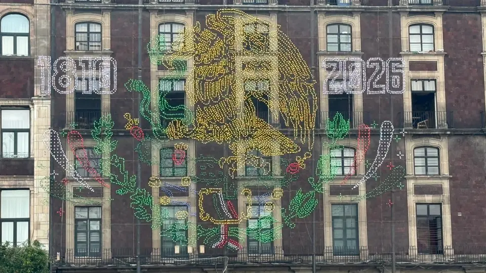 Así luce el escudo nacional que forsma parte del alumbrado patrio 2026. / Georgina Sánchez