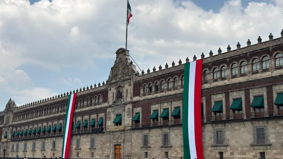 Así luce el Zócalo de CDMX con el nuevo alumbrado patrio 2026