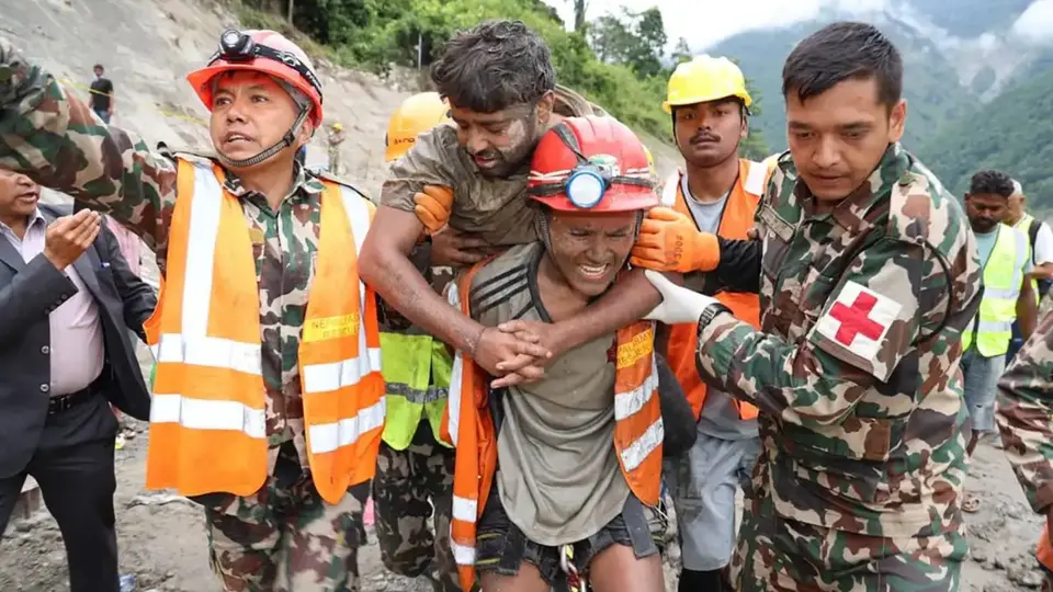 Sobreviven nueve días atrapados en un túnel de Nepal; rescatan a dos trabajadores con vida