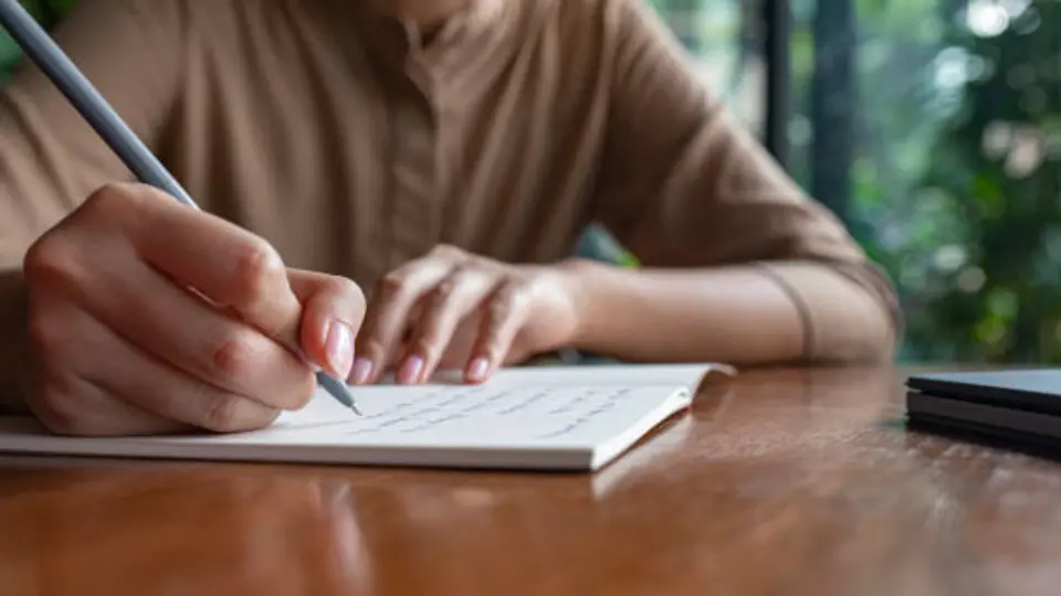 Escribir a mano puede favorecer la concentración y organización de ideas. / iStock