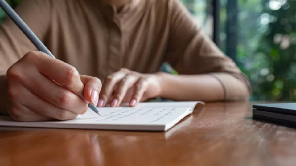 Escribir a mano puede ayudar a seleccionar y organizar las ideas principales mientras se toma nota. / iStock