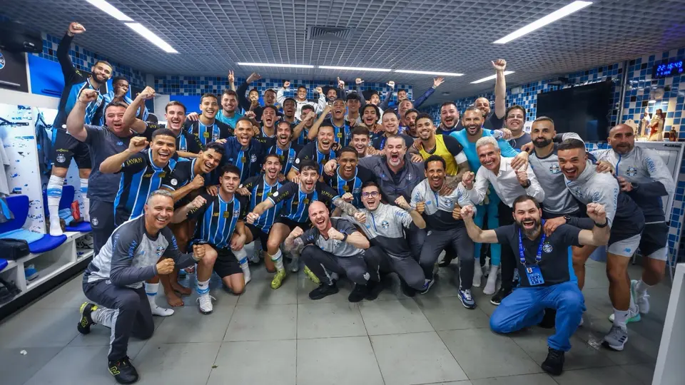 Jugadores de Gremio en celebración en el vestidor | X: @Gremio