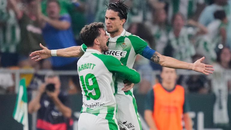 Troy Parrott festeja con Marc Bartra | AP