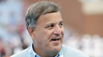 Michael Lombardi renuncia a North Carolina en medio de una investigación