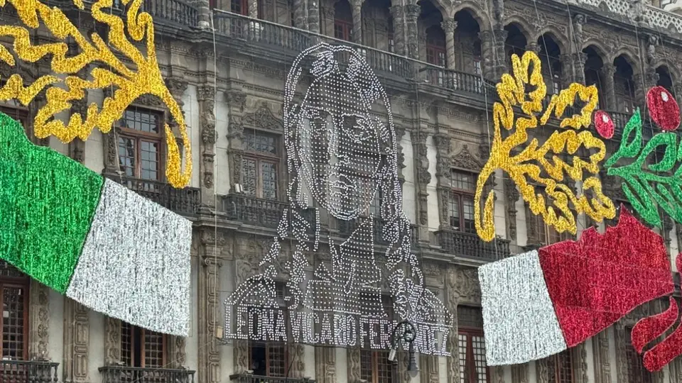 Leona Vicario es una de las figuras representadas en el alumbrado patrio. / Georgina Sánchez
