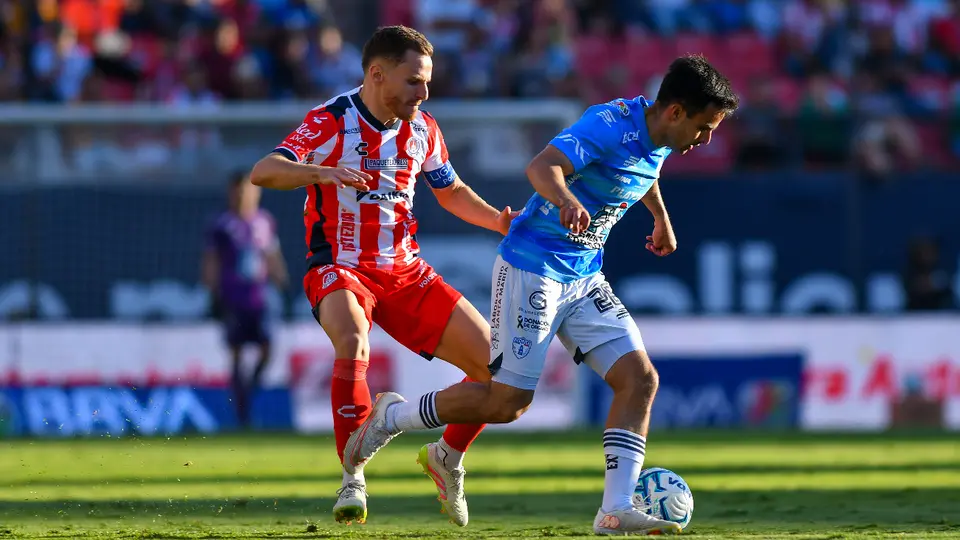 Salles-Lamonge, en disputa de balón, ante Pachuca | IMAGO7