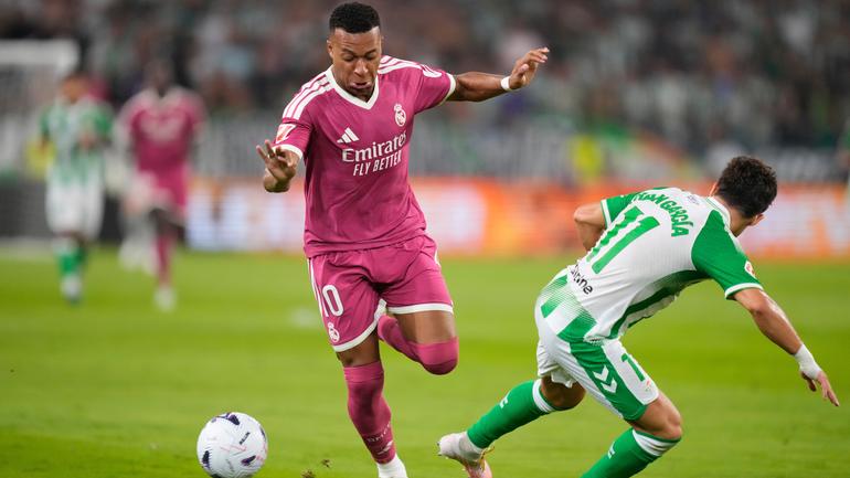 Kylian Mbappé enfrentando a Betis | AP
