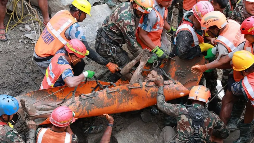 Sanjay Sah y Kabir Maharjan sobrevivieron nueve días atrapados bajo tierra tras las inundaciones y el deslizamiento de hielo, rocas y lodo / Captura de pantalla