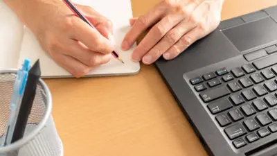¿Es mejor escribir a mano que en computadora? Esto explica la UNAM