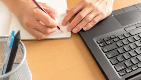 ¿Es mejor escribir a mano que en computadora? Esto explica la UNAM