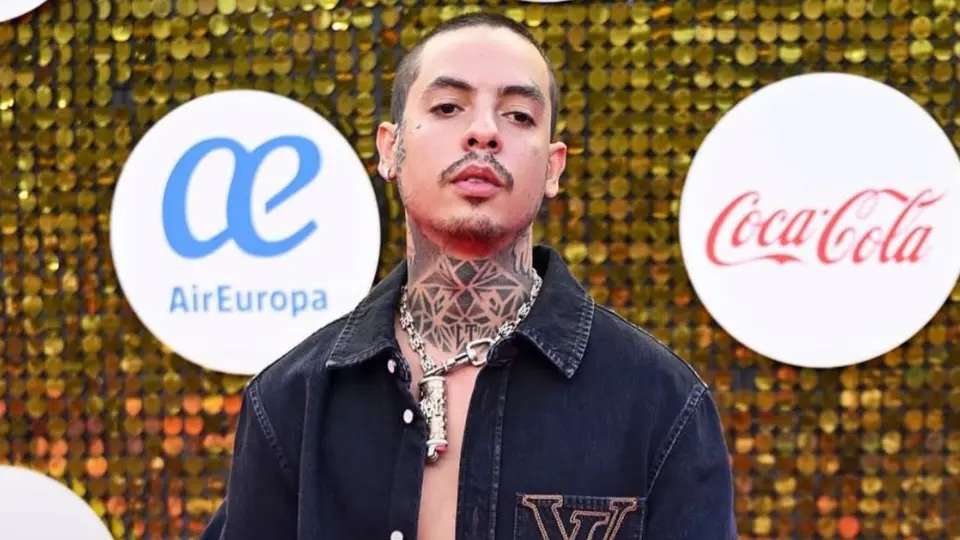 El cantante de corridos tumbados generó controversia luego de que circularan videos de su comportamiento durante la ceremonia / Redes Sociales