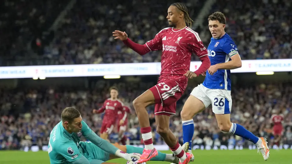 Bradley Barcola ve sus primeros minutos con el Liverpool | AP
