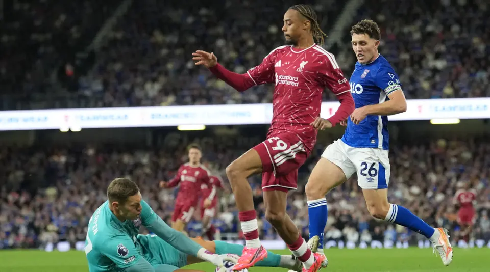 Bradley Barcola ve sus primeros minutos con el Liverpool | AP