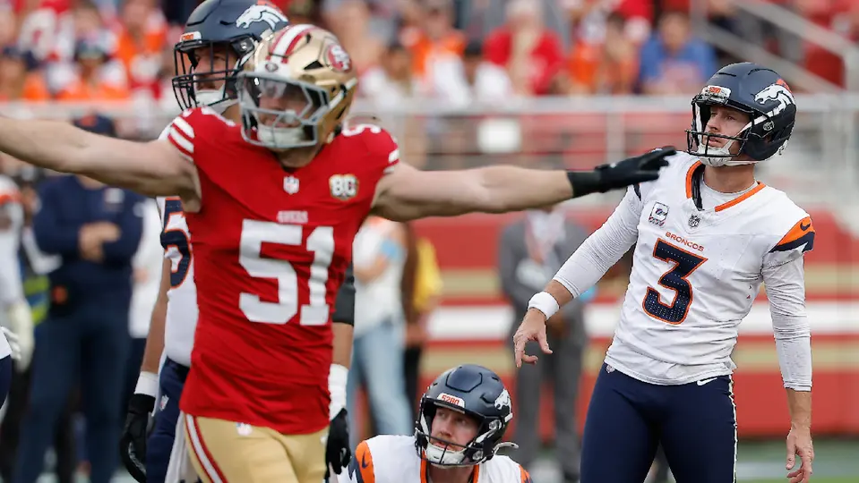 Equipos especiales de San Francisco festejando un fallo de Wil Lutz, pateador de los Denver Broncos | AP