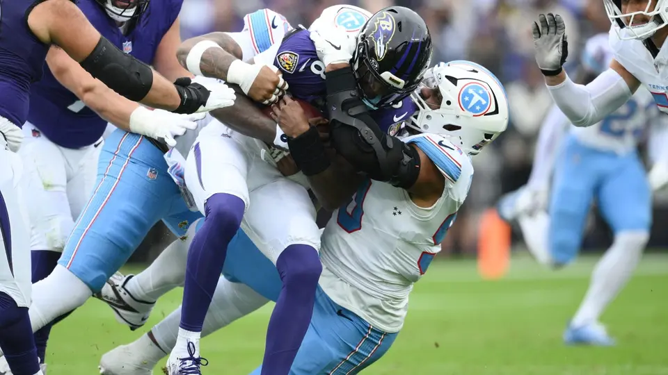 Lamar Jackson recibe una tacleada en el partido de Ravens ante Titans en la NFL | AP