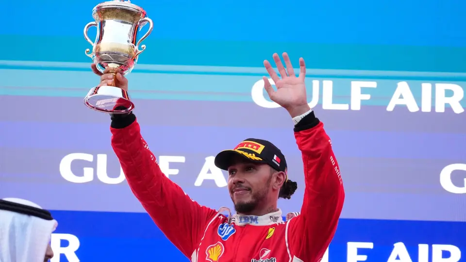 Lewis Hamilton en el podio en el Gran Premio de Bahréin | AP