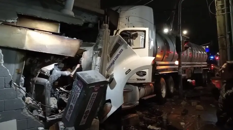 Una pipa de agua se impactó contra una sucursal de la Panadería La Esperanza en Iztapalapa./@jose_becerril
