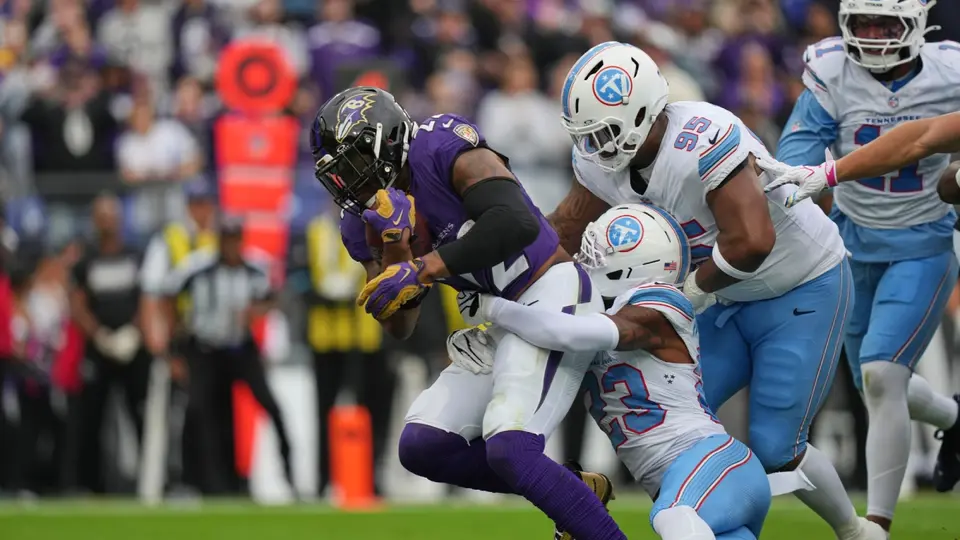 Derrick Henry recibe una tacleada en el partido de Ravens ante Titans en la NFL | AP