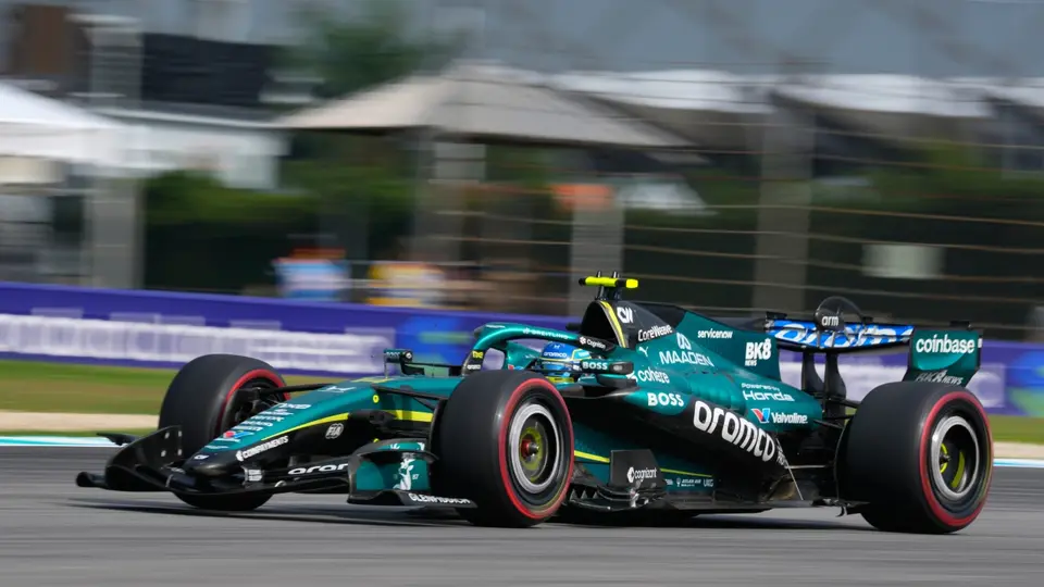 Fernando Alonso con Aston Martin durante el Gran Premio de Bahrén | AP