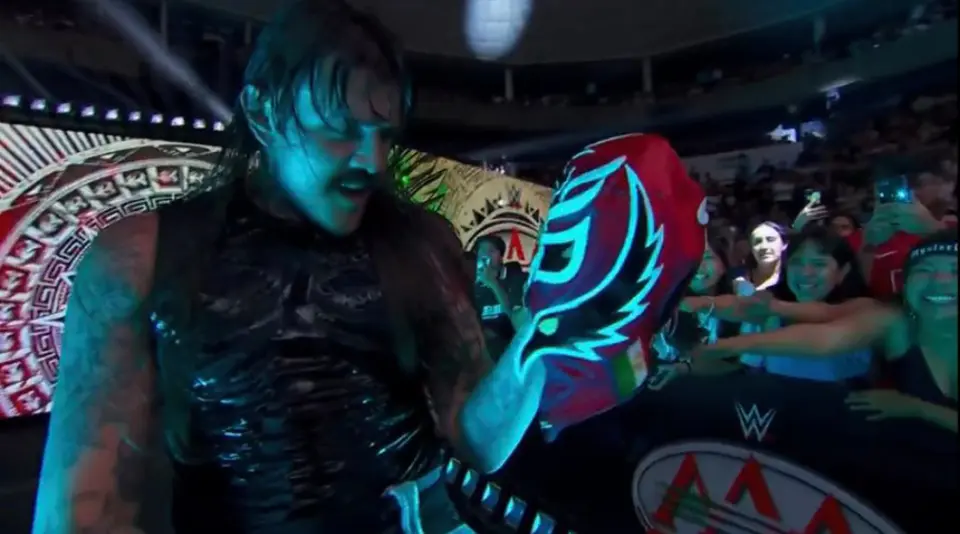 Dominik Mysterio le quita la máscara a Rey Mysterio | AAA