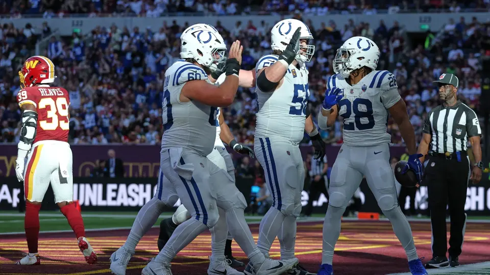 Jugadores de Colts felicitan a Jonathan Taylor en el partido contra Commanders | AP