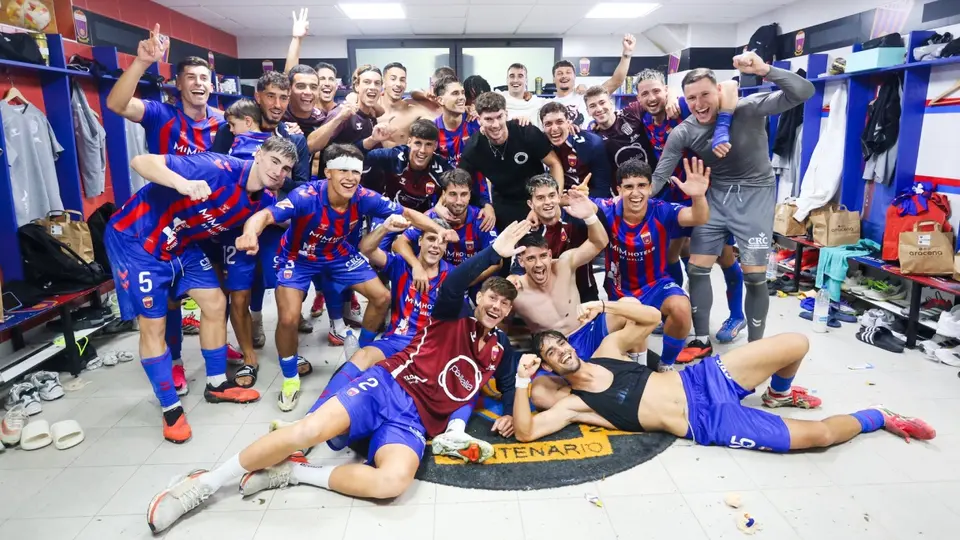 Jugadores de Eldense en celebración en el vestidor | X: @CD_Eldense