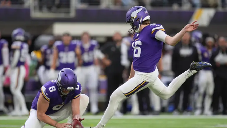 Will Reichard, pateador de los Minnesota Vikings, en duelo ante los Miami Dolphins | AP