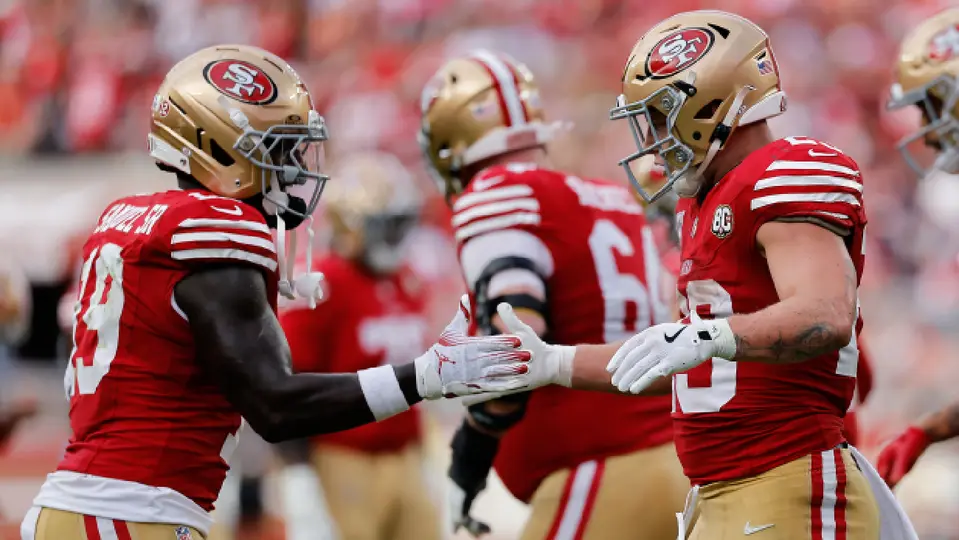 Deebo Samuel y Christian McCaffrey, jugadores ofensivos de los San Francisco 49ers, festejando ante los Denver Broncos | AP