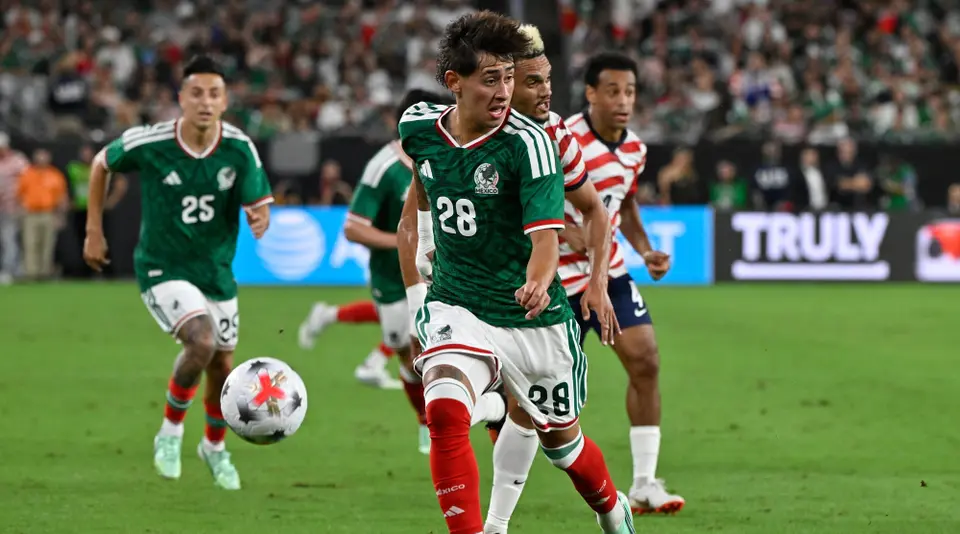 Santiago Sandoval buscando el gol del empate ante Estados Unidos | MEXSPORT