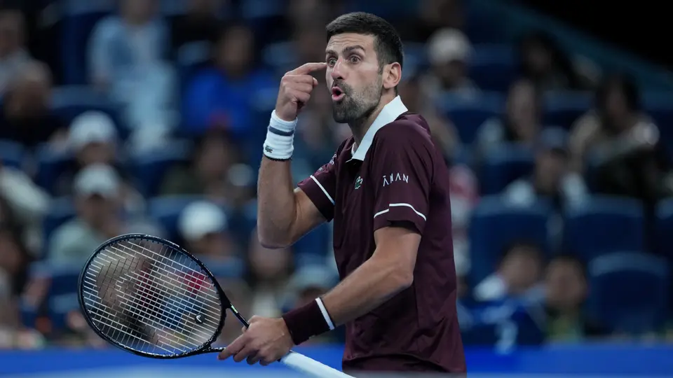 Novak Djokovic explota contra el juez en Pekín: “El cambio más estúpido que he escuchado”