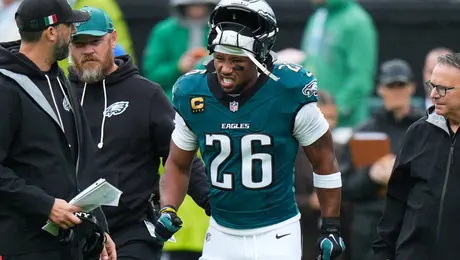 ¡Otra más! Saquon Barkley abandona juego ante Rams por lesión de isquiotibial