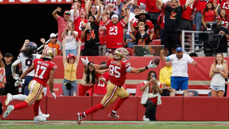 George Kittle anotando un touchdown en la victoria de los 49ers ante los Denver Broncos | AP