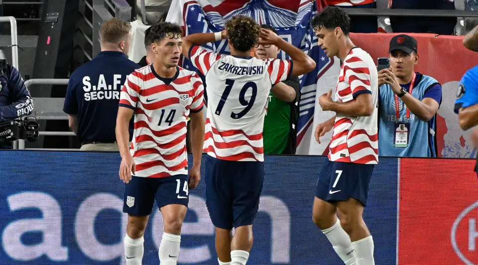 Julian Hall celebra el gol ante México después del error del 'Tala' Rangel | MEXSPORT