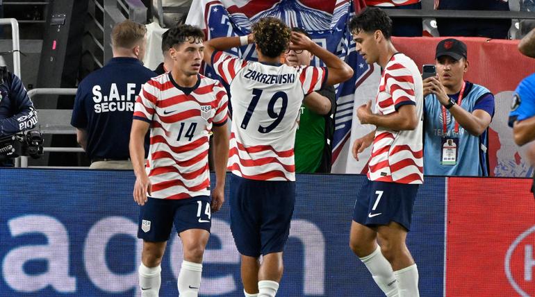 Julian Hall celebra el gol ante México después del error del 'Tala' Rangel | MEXSPORT
