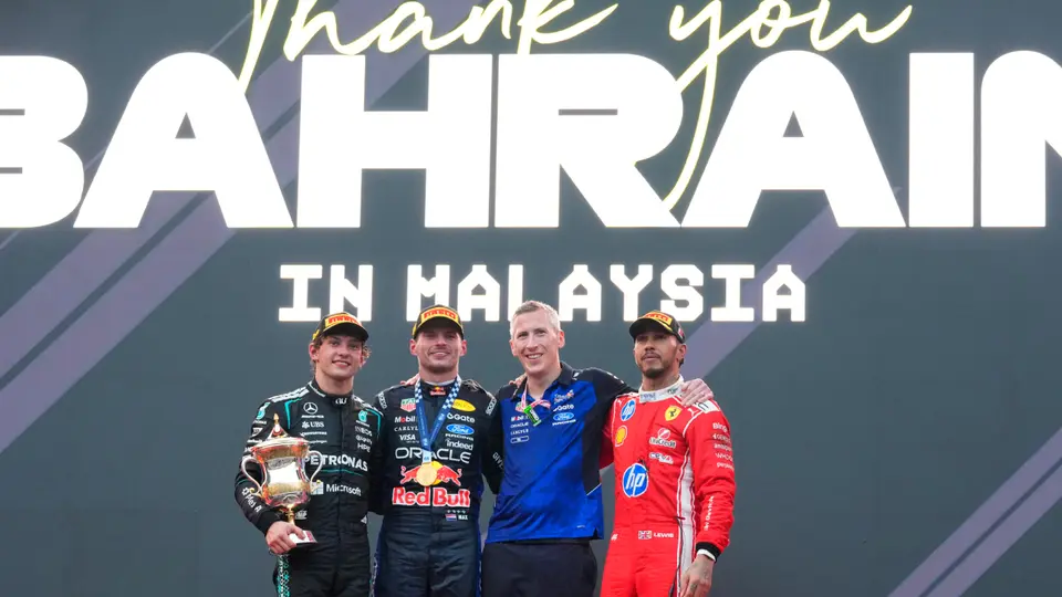 Antonelli se mantiene de líder, Russell tropieza y Verstappen despierta