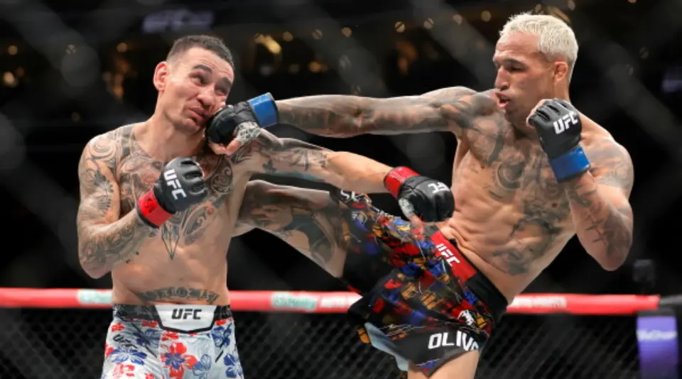 Charles Oliveira vs. Max Holloway por el título BMF | AP