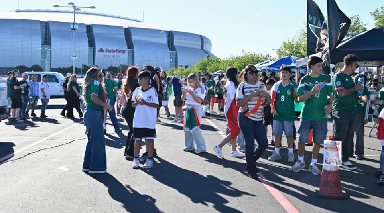 Afición mexicana llegando al Estadio para el juego ante Estados Unidos | IMAGO7