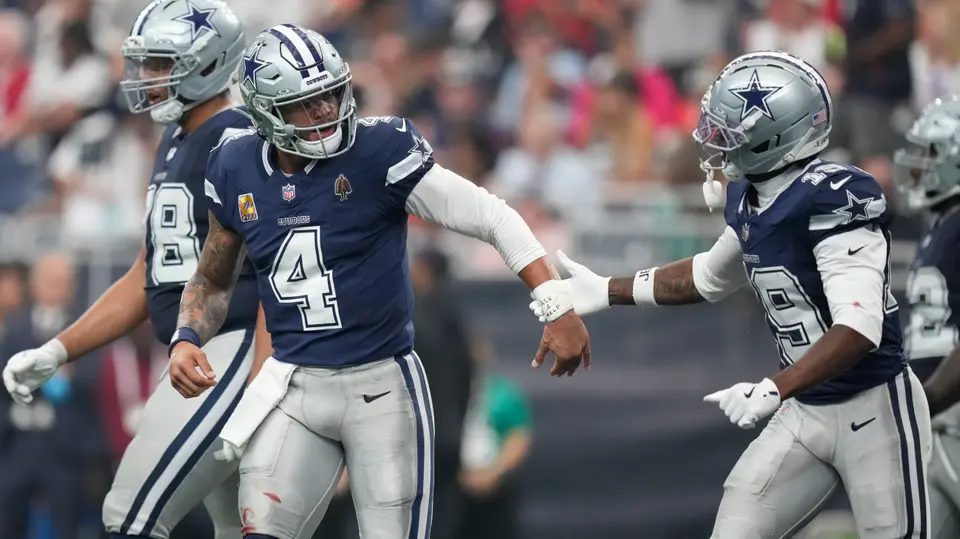 Dak Prescott celebra la victoria con uno de sus receptores | AP