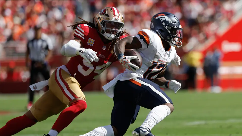 Fred Warner y RJ Harvey, en partido entre San Francisco 49ers y Denver Broncos | AP