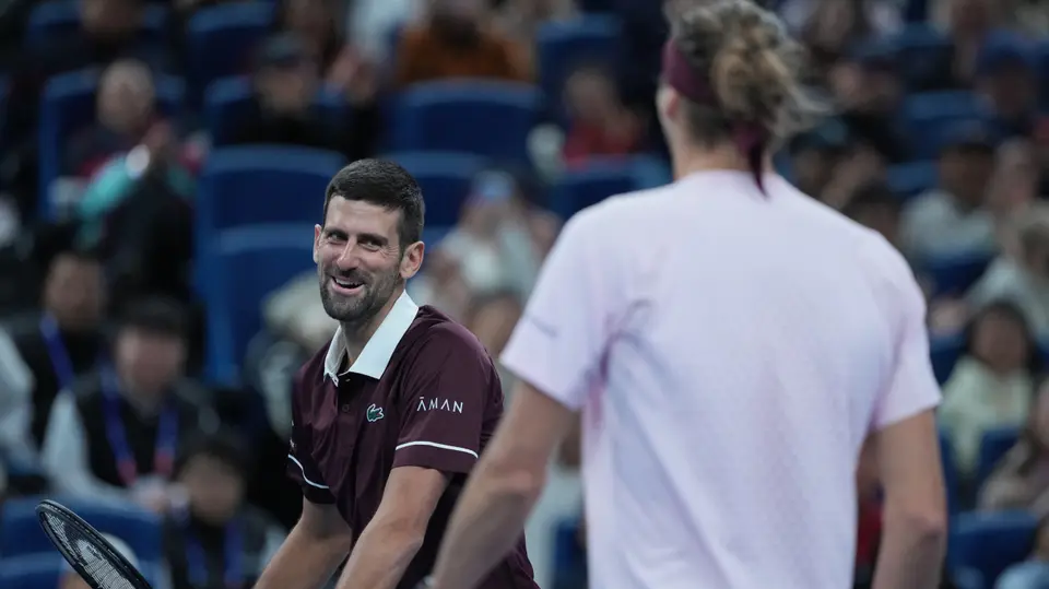 Novak Djokovic mira con cierta ironía a Zverev | AP