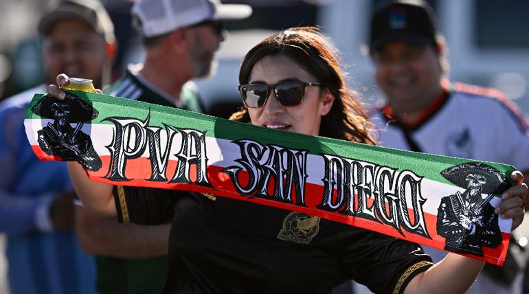 Los primeros mexicanos llegando al Estadio | IMAGO7