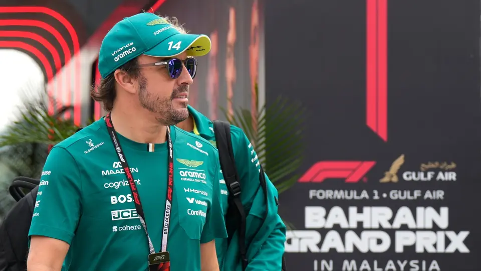 Fernando Alonso en su llegada al Gran Premio de Bahréin | AP