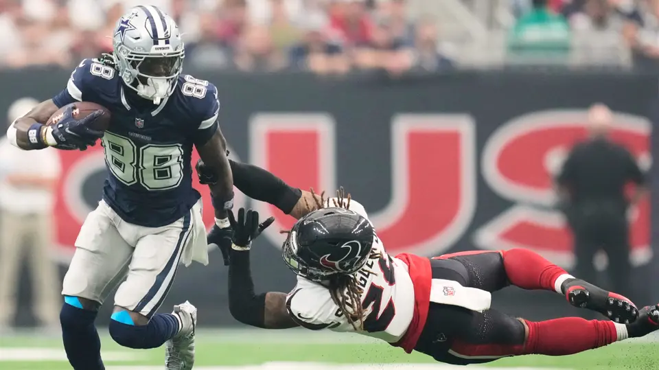 CeeDee Lamb se quita una tacleada ante Houston | AP