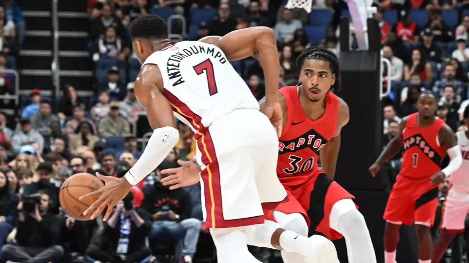 Giannis Antetokounmpo dejó muestra de su talento en la duela ante Toronto | AP