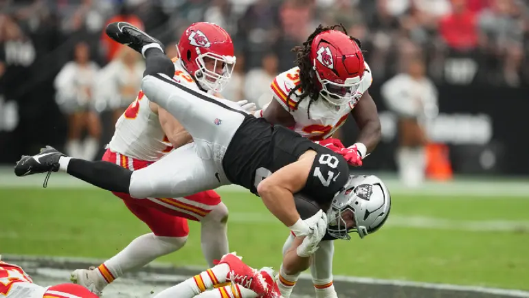 Brock Bowers, en acción en duelo ante Chiefs | AP