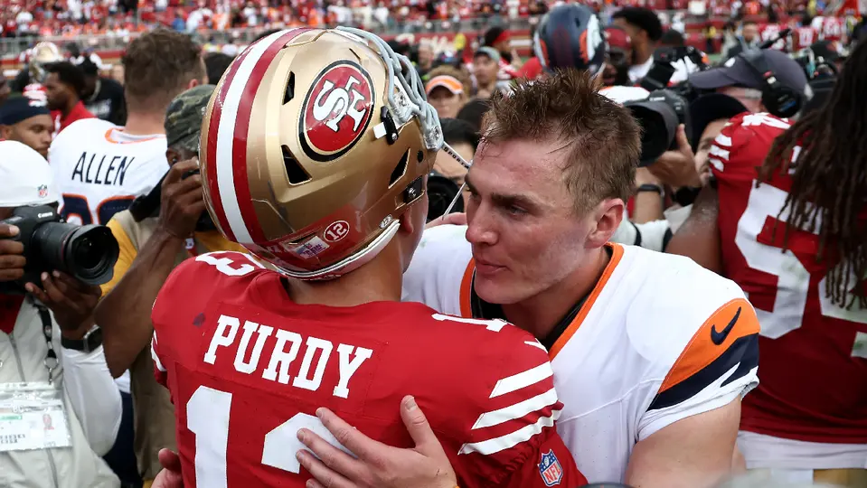 Brock Purdy y Bo Nix, mariscales de campo de San Francisco 49ers y Denver Broncos, tras el partido de la Semana 4 de la Temporada 2026 | AP