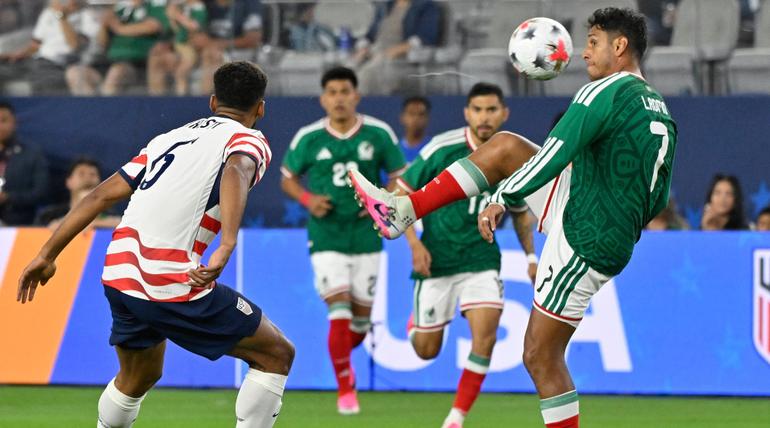 Luis Romo a punto de ejecutar un pase en el México vs. Estados Unidos | MEXSPORT